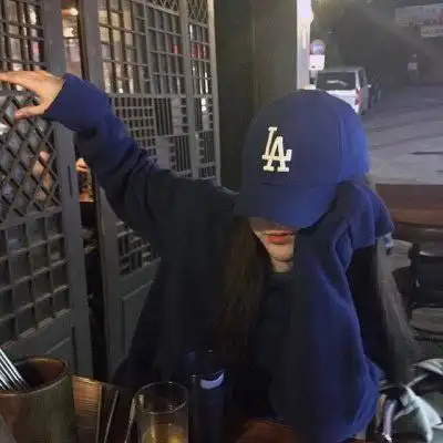 戴帽子要酷头像女