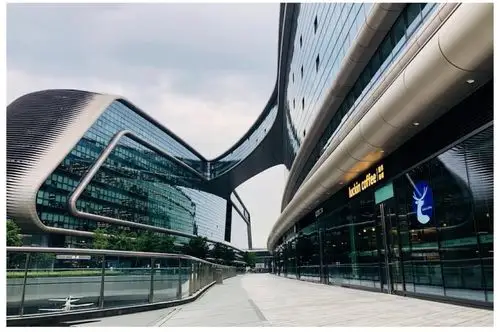 携程的总部大楼位于上海凌空soho园区,能远眺虹桥机场和来往飞机