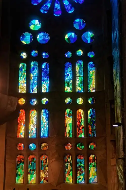 世界上最美的彩色玻璃花窗每一扇都藏着一段经典历史