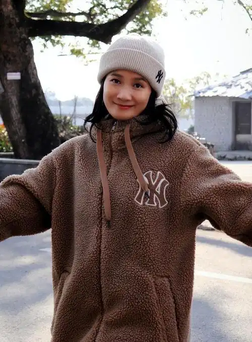 离婚十年,侯勇三婚娶小20岁娇妻,潘雨辰与女儿如今生活怎么样了