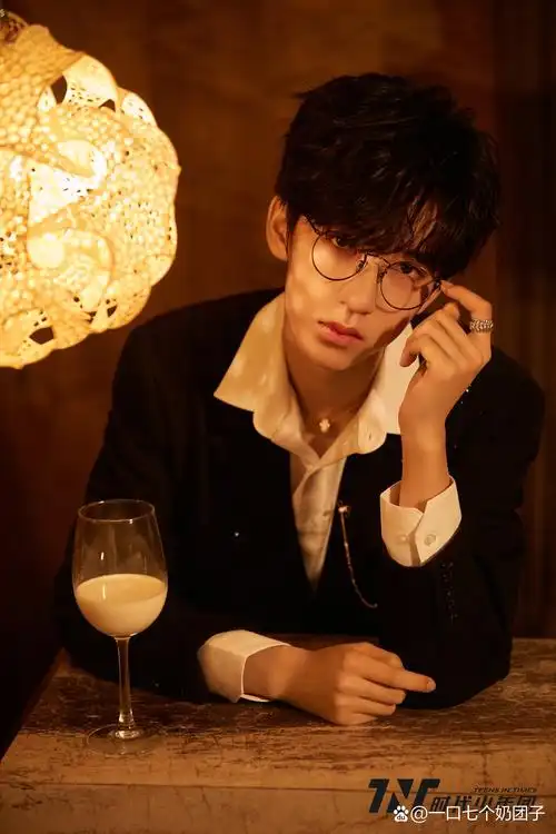 时代少年团#贺峻霖# 哥们不是耍帅,而是最帅![偷笑][偷笑][偷笑]