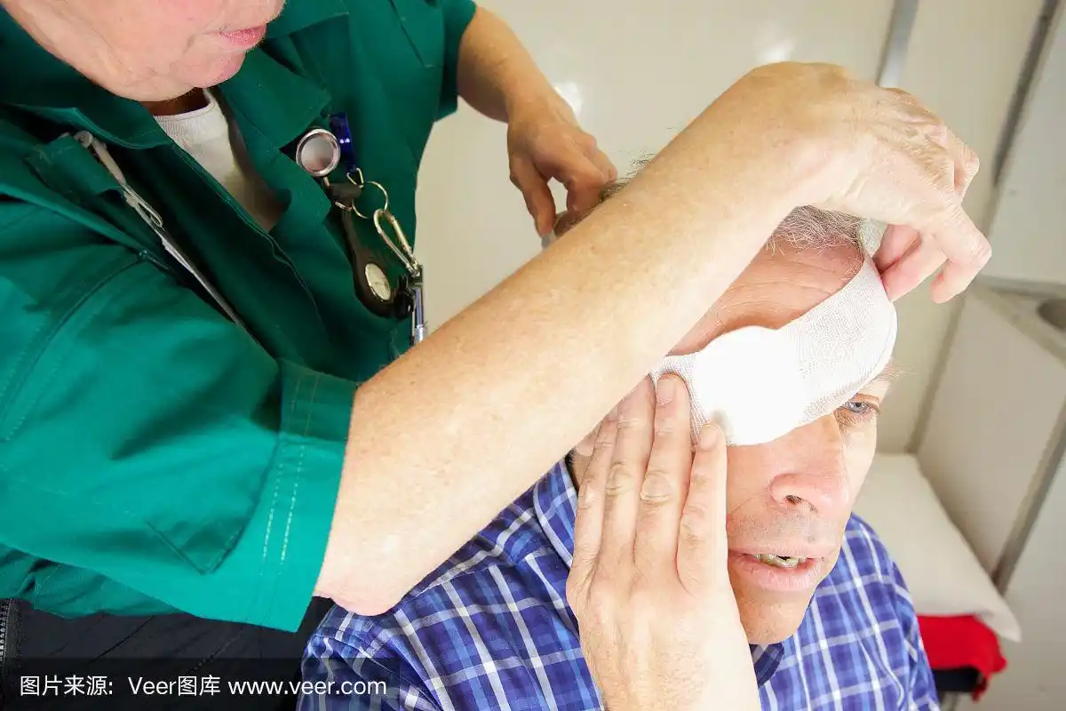 包扎受伤病人眼睛的护理护士