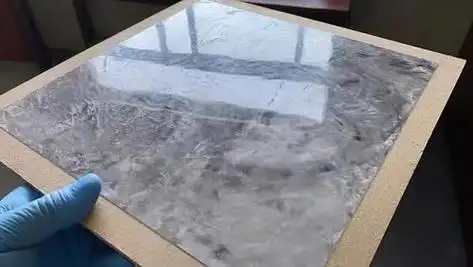 现在墙面流行用极光罩面漆,这是一种新型材料,完工效果如镜子