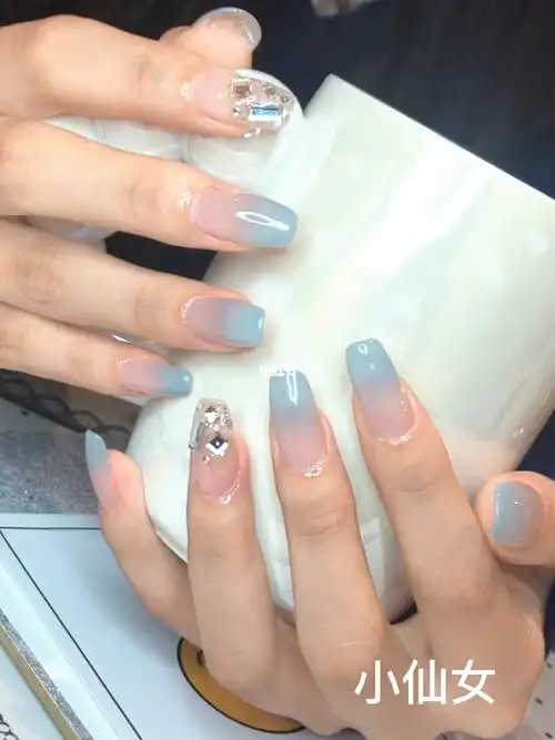 雾霾蓝渐变美甲