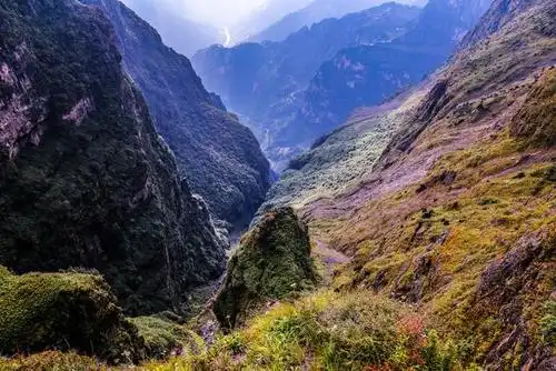 云南有个峡谷,比美国科罗拉多大峡谷还深600多米,还有佛光云海