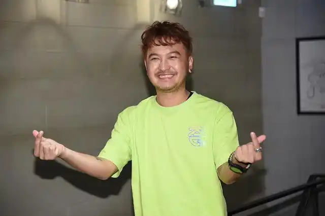 组图:kid林柏升穿绿t恤双手比心 自称将回归《综艺玩很大》