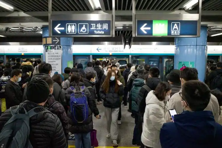 北京地铁4号线菜市口站,排队等候上车的乘客挤满了站台.