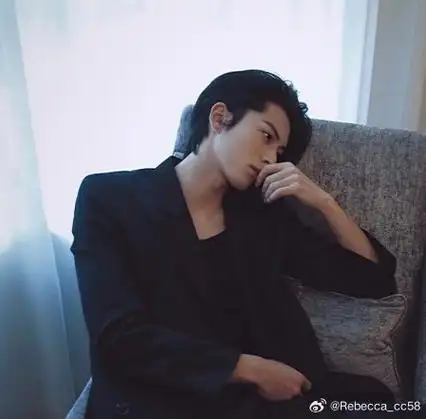 人#|#王鹤棣黑夜告白#|#王鹤棣#  给内7415一点震撼,王鹤棣侧脸鲨