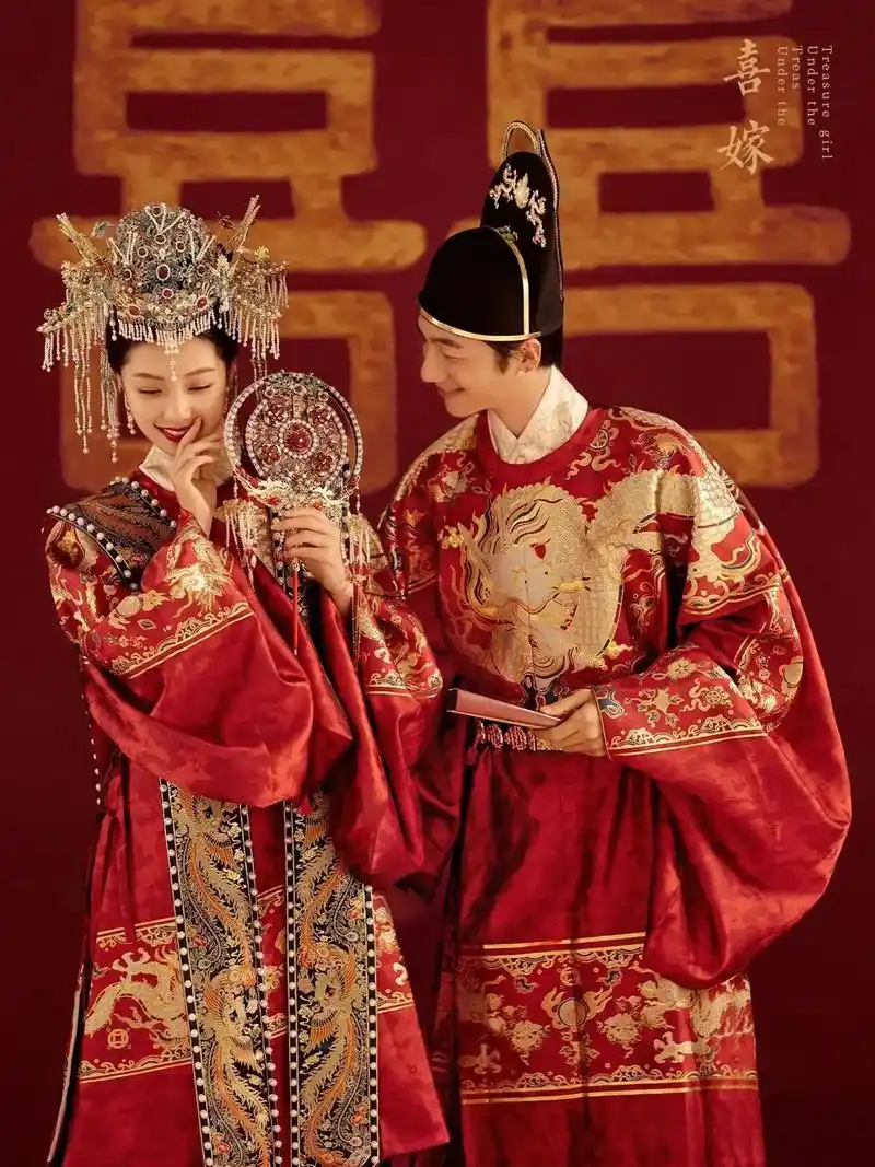 南京婚纱照.穿着汉家凤冠霞帔,尽显端庄却扇轻遮,掩去娇羞和青 - 抖音