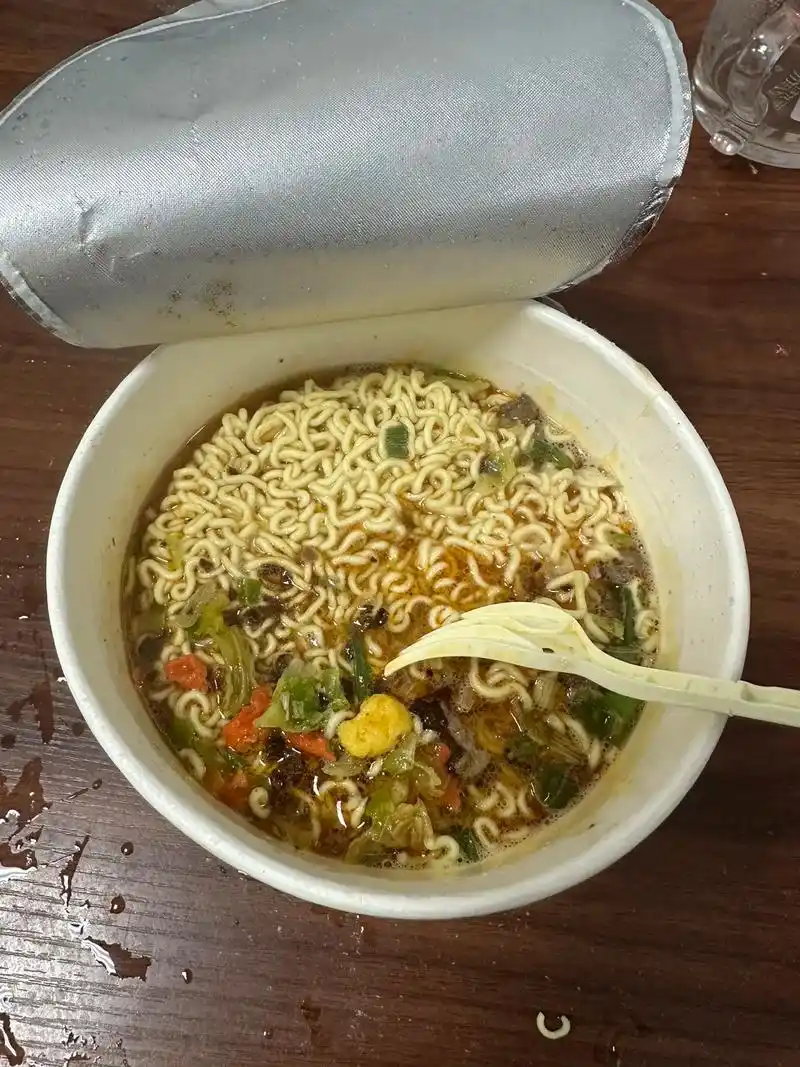 忙到现在才吃饭,大年三十吃泡面的有没有,大概就我一个人吧!其 - 抖音