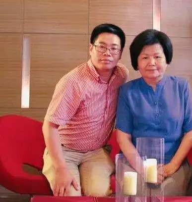 央视退休主播邢质斌近照曝光 年近7旬头发乌黑