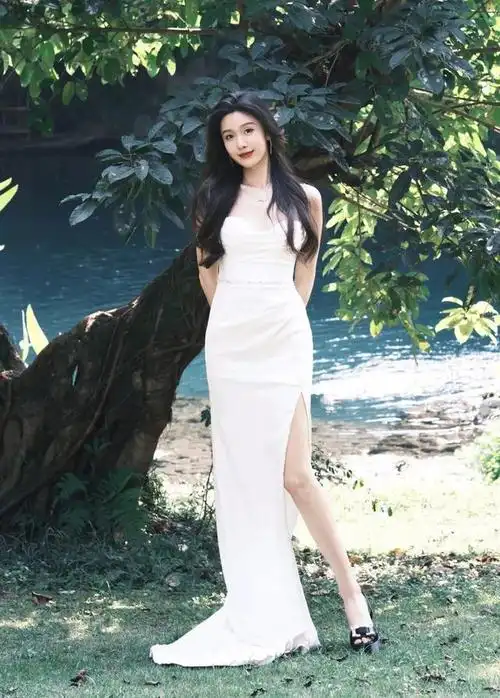 王子璇身着一条纯白开叉长裙,如同雪山上的一朵云,带着清新与纯洁.