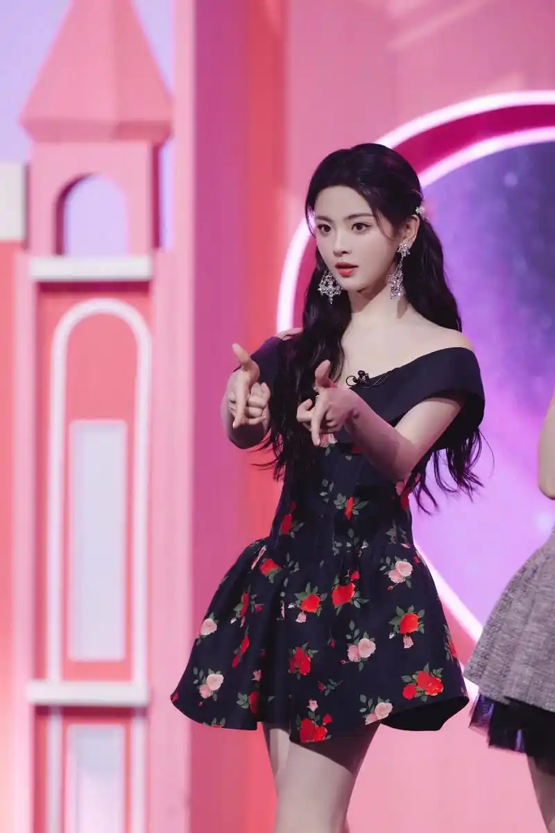 杨超越的一组美照曝光,她身穿黑色印花裙露出香肩美腿,半扎公主 - 抖