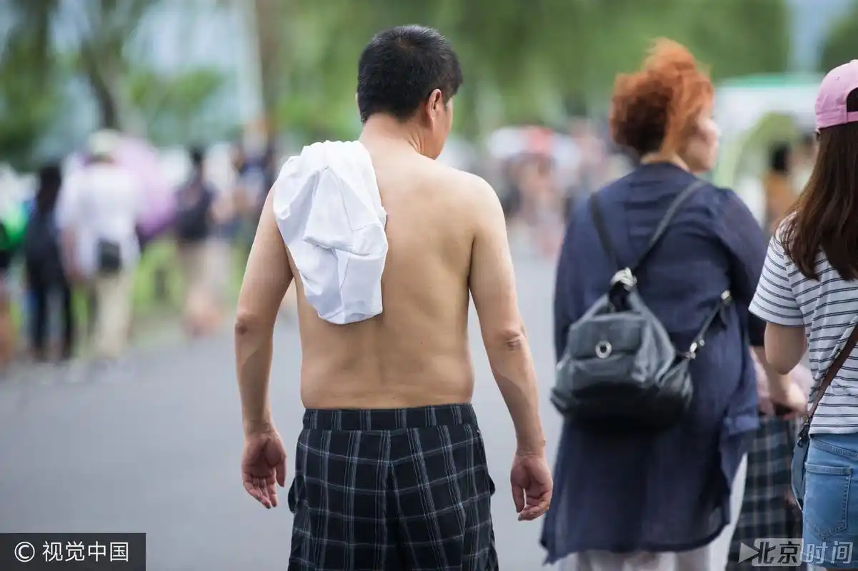 辣眼睛袒胸露乳杭州景区光膀子男越来越多