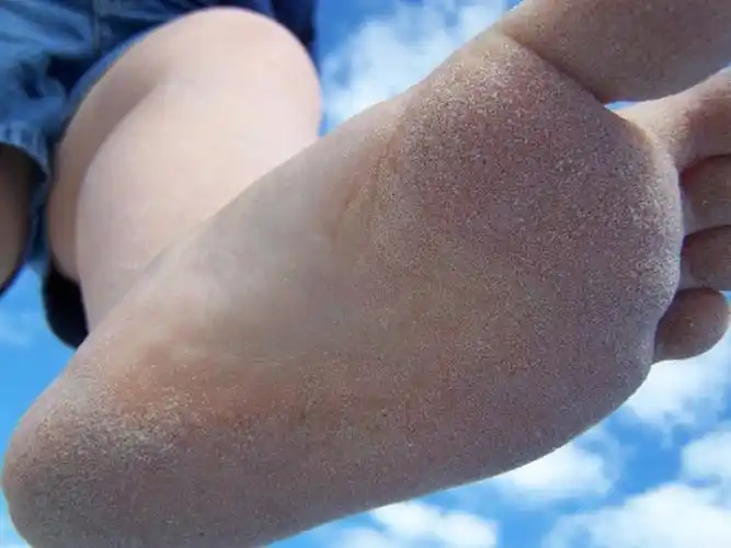 【桌面壁纸】沙滩上的光脚丫