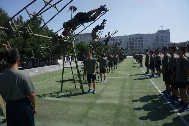 两眼放光 队列训练 每月一次的三千测试 双杠训练 如果你对飞行学员在