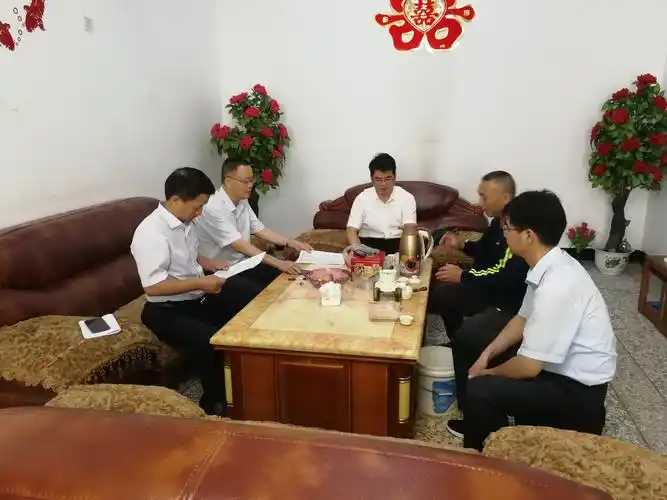 市行党委副书记朱豪民,农户金融部简胜恒总经理冒雨深入古田农户