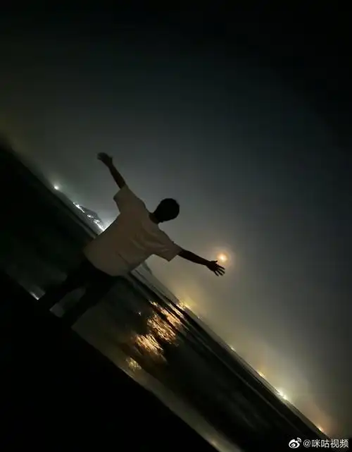 早安咪语##刘耀文说海是夏天的味道#海边也很浪漫,是因为有你的陪