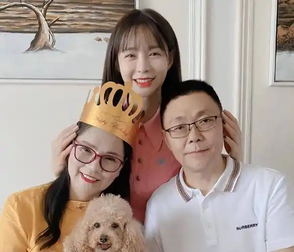 杜海涛带妈妈提车被偶遇身材暴瘦后变帅了不见妻子身影引猜测