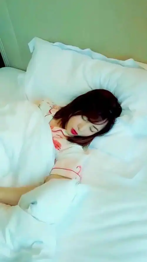 妹子睡觉都在嘟嘴玩,样子看着真可爱