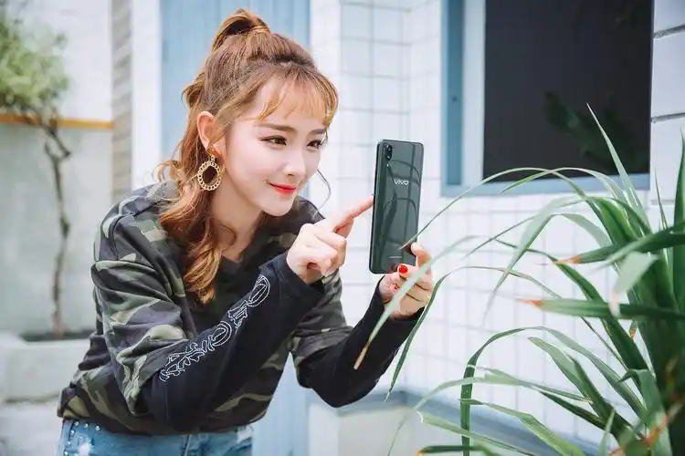 这个全面屏有点不一样 vivo x21屏幕指纹版美女图赏