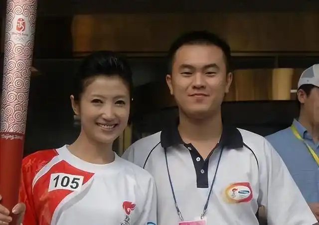 坚持丁克17年的主持人春妮,为何二婚嫁给刚强1年就生下儿子?