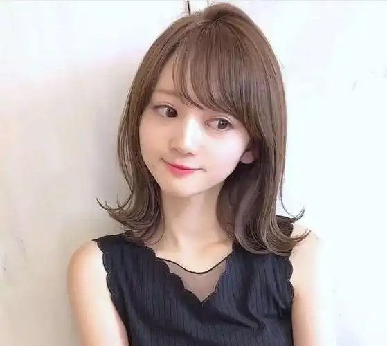 中长发直发发型,中长发的人适合剪什么样的发型女图1