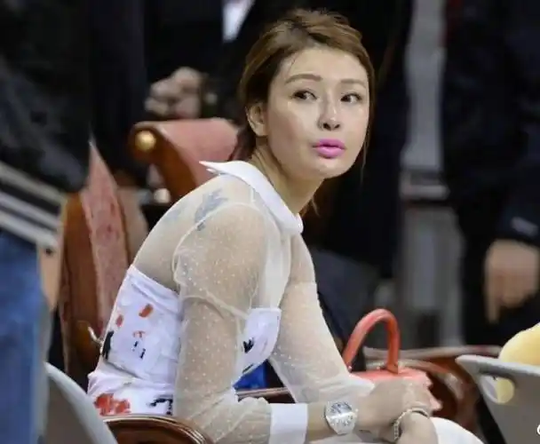 宏远老板娘久违现身!露肩牛仔 灰色短发似少女,后背纹身很显眼!