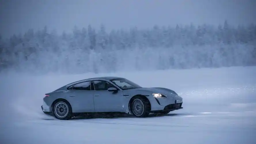 回车桌面>电脑壁纸>汽车>2020新款跑车保时捷tayacan4霸气写真>