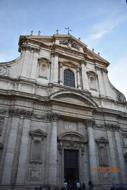 教堂里最漂亮的就是耶稣会会士安德里亚·波佐绘制的中殿天花板上壮观