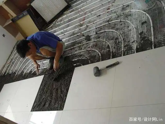家装铺地暖不用回填,贴砖这样做,使你家的地暖散热更快