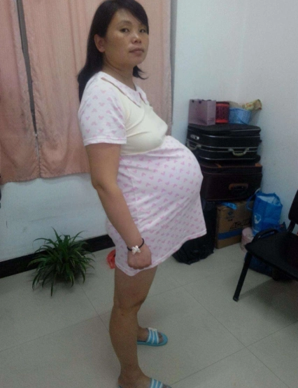 怀孕8个月,肚子比一般孕妇的大,临盆那天丈夫着急了