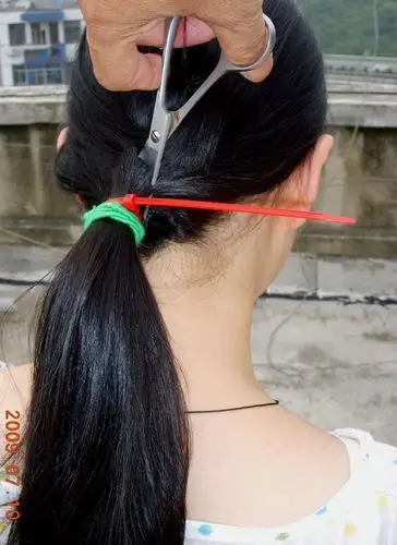 上海ww第95号光盘:漂亮阿妹的后脑头发掏空和"新娘子"长发"喀嚓"