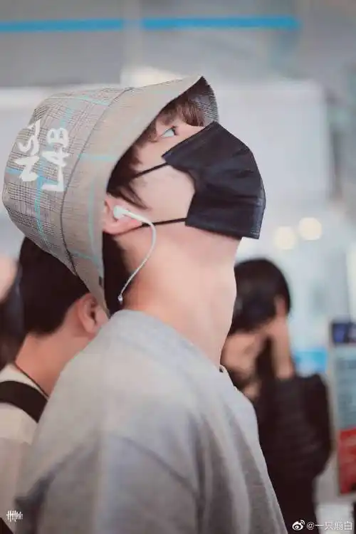 性感喉结在线索命#丁程鑫的喉结好性感,成年人越来越man了～@时代