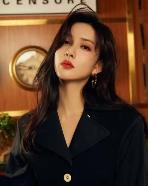 孟子义夏日甜酷大片时尚表现力十足丸子头俏皮可爱