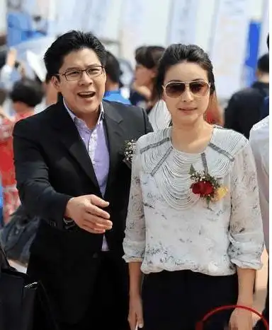 丈夫像跟班 手上带着几套房子 这样的郭晶晶才最壕