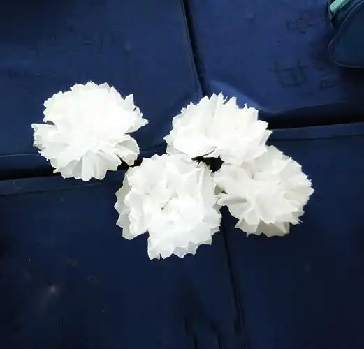 巧手制作寄哀思,小小白花祭英烈