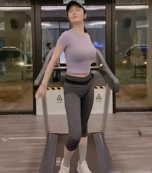 徐冬冬跑步机上健身,衣服太紧好身材展露无遗,表情也很到位