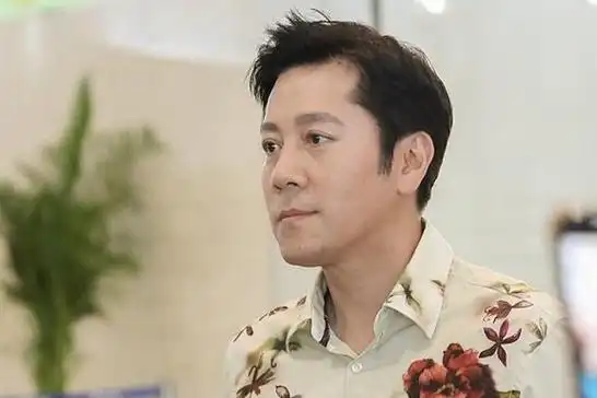 55岁蔡国庆晒二胎正脸照,5岁庆宝浓眉大眼像爸爸,比哥哥还帅气