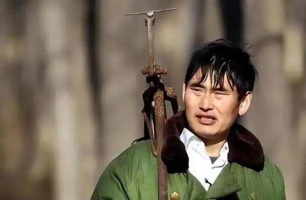 文艺界最大的俩草根?一个是导演王宝强,另一个是大衣哥朱志文