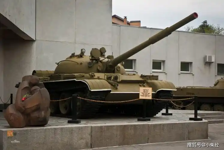 战斗民族的t-62主战坦克,世界第一款滑膛炮坦克