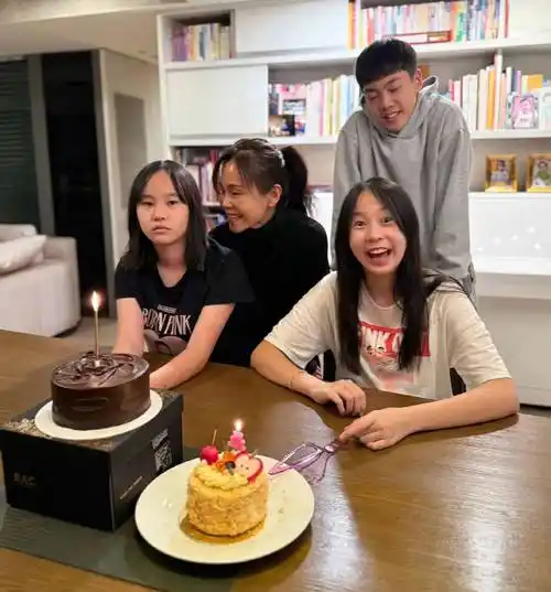 而照片中之所以没有老公的身影,那是因为在2018年的时候,彭佳慧便宣布