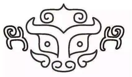 兽面狰狞因构图需要,饕餮纹两侧常装饰鸟纹或龙纹,早期只是象征性的