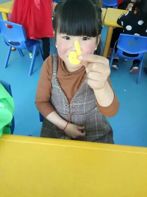 宝贝做了个6像哨子吹的响