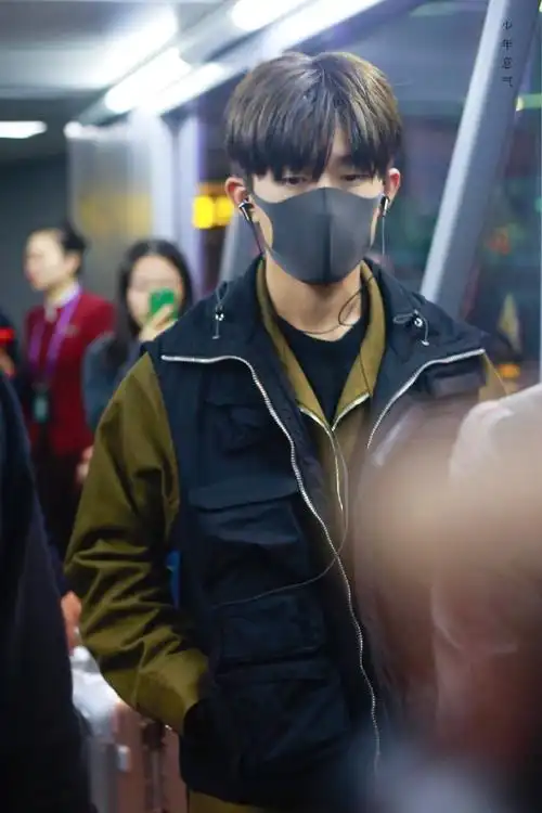 易烊千玺重庆出发饭拍～几天转轴工作辛苦,. 来自教父娱乐 - 微博