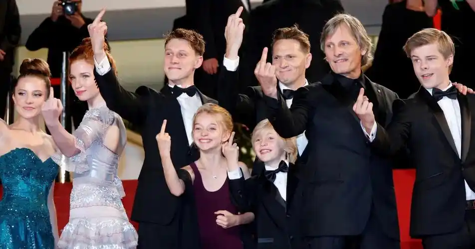 丁真竖中指的图片是怎么回事真的是藏族友好手势吗