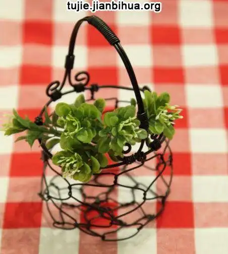 小小的铁丝经过惊醒的编织就可以做出如此田园风手工花器,用来插花真