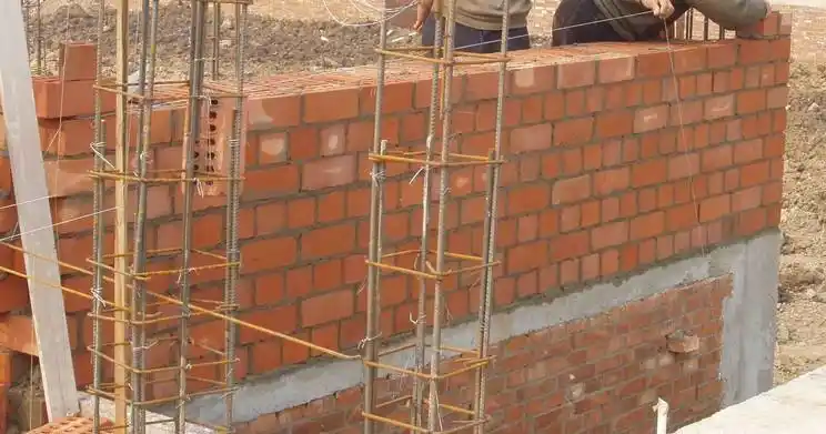 油烟机能装在多孔砖砌的墙吗?就是下面图片中的墙的样子.