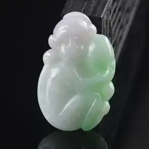 淡绿色翡翠立体猴子玉石吊坠天然玉器十二生肖挂件男女款玉佩项链