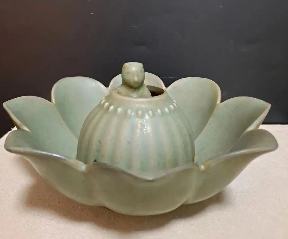 唐代越窑青瓷莲花碗中间供奉佛像,非常少见,高8.8厘米72口径 - 抖音